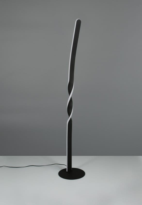 Lampa podłogowa Ginko w kolorze czarnym z jedną żarówką LED 19W, o smukłej, skręconej formie. Ujęcie frontalne, na prostym tle; widoczna podstawa okrągła oraz przewód zasilający.