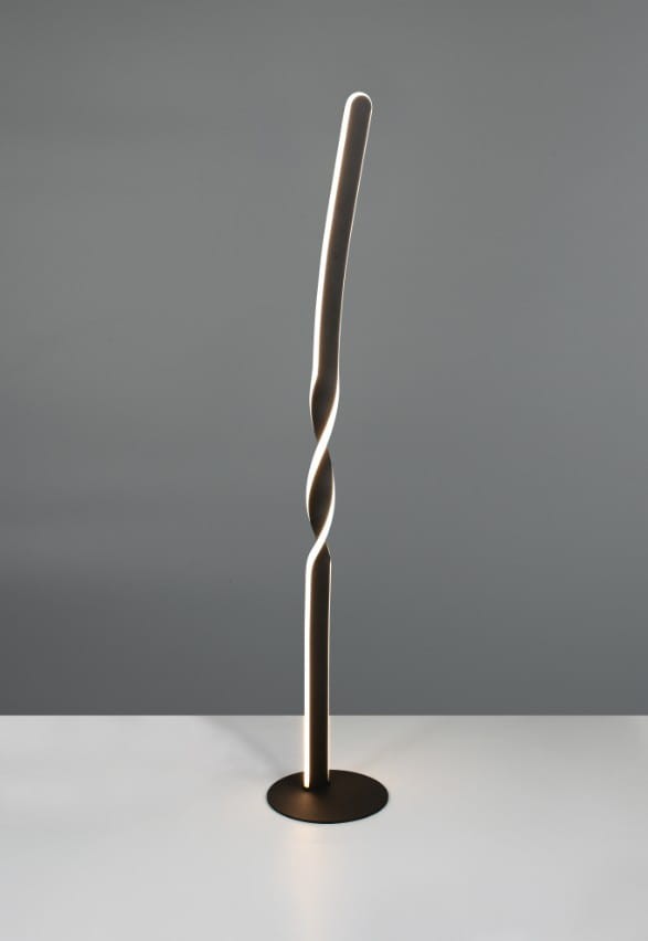 Lampa podłogowa Ginko w kolorze czarnym, z jedną żarówką LED 19W. Posiada smukły, spiralny kształt oraz okrągłą podstawę. Ujęcie frontalne, na jednolitym tle.