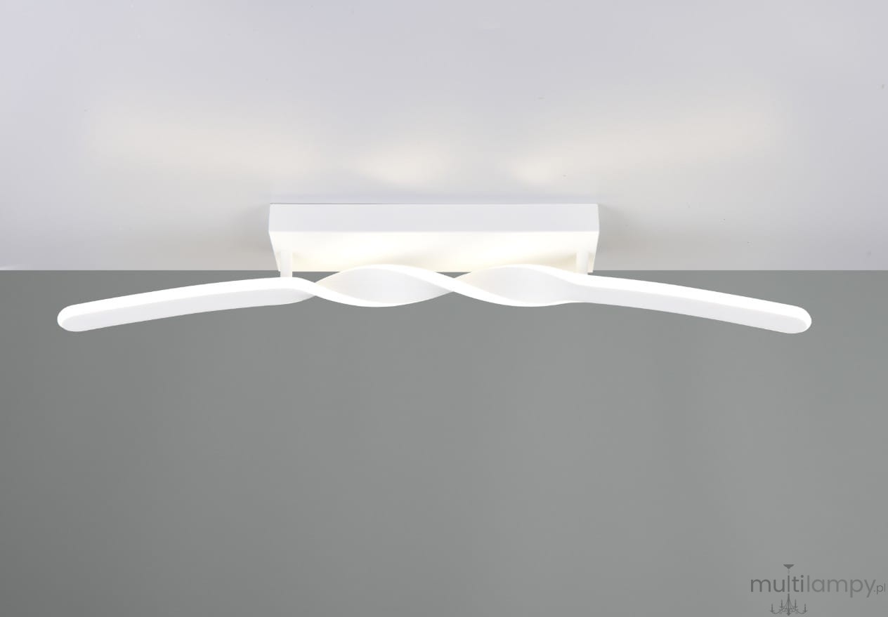 Lampa sufitowa Ginko o białym kolorze, z jedną diodą LED 18W. Posiada prostokątną podstawę z dwoma falistymi ramionami. Ujęcie frontalne, zawieszona na suficie, na jednolitym tle.