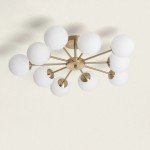 Lampa sufitowa Abruzzo-Milano z 10 kulistymi kloszami w białym kolorze, zamontowana na złotej podstawie. Klosze rozmieszczone symetrycznie, tworzą nowoczesny design. Ujęcie z góry, na neutralnym tle.