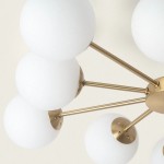 Złota lampa sufitowa Abruzzo-Milano z dziesięcioma oprawami G9, z białymi, matowymi kulami. Widok z góry, ukazujący metalowe ramiona i mocowania. Kule są równomiernie rozmieszczone, tworząc nowoczesny design. Tło jasne.