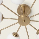 Złota lampa sufitowa Abruzzo-Milano z dziesięcioma oprawami G9. Konstrukcja z metalowymi ramionami i okrągłymi, białymi kloszami. Ujęcie z dołu, ukazujące detale mocowania i rozmieszczenie źródeł światła. Tło jasne.