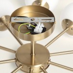 Złota lampa sufitowa Abruzzo-Milano z miejscem na 10 żarówek G9. Ujęcie z góry, ukazujące metalowy stelaż oraz elementy elektryczne wewnątrz. Widoczne mocowania i przewody elektryczne, z gładką, matową powierzchnią.