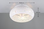 Lampa sufitowa Bidar z wentylatorem, kolor biały, o średnicy 480 mm i wysokości 220 mm. Posiada dekoracyjny klosz z wzorem heksagonalnym oraz miejsce na jedną żarówkę E27. Ujęcie z góry, pokazujące detale wzoru i wentylator wewnętrzny.