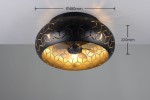 Bidar lampa sufitowa z wentylatorem, czarna, o średnicy 480 mm i wysokości 220 mm. Wnętrze w kolorze złotym z geometrycznym wzorem. Widoczny wentylator oraz miejsce na żarówkę E27. Produkt zamontowany na tle jasnej ściany.