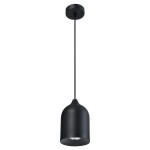Czarna lampa wisząca Nilo z oprawą na jedną żarówkę GU10. Posiada smukły, cylindryczny kształt z matowym wykończeniem. Powieszona na długim przewodzie, idealna do nowoczesnych wnętrz. Tło jasne, podkreślające elegancki design.