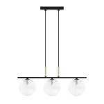 Lampa wisząca Aura z trzema okrągłymi kloszami w kolorze transparentnym, zawieszona na czarnych linkach. Metalowa podstawa w kolorze czarnym z dekoracyjnymi złotymi elementami. Klosze mają fakturę w pionowe prążki.