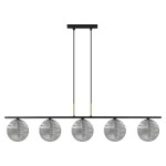 Lampa wisząca Fado z pięcioma oprawami G9, w kolorze czarnym i grafitowym. Szklane kuliste klosze z teksturowanym wzorem zamocowane na prostokątnej, czarnej podstawie. Dwa cienkie kable zawieszające.