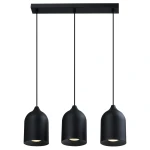 Lampa wisząca Nilo 3xGU10 w kolorze czarnym, z trzema okrągłymi kloszami zawieszonymi na cienkich linkach. Klosze mają matową powierzchnię i są umieszczone na prostokątnej, czarnej podstawie. Idealna do nowoczesnych wnętrz.