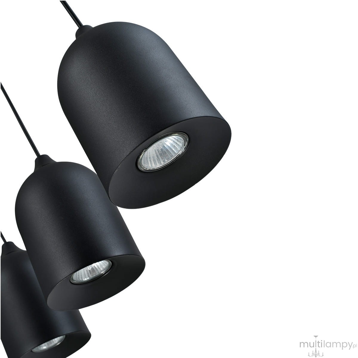 Lampa wisząca Nilo w kolorze czarnym z trzema kloszami, wykonana z matowego metalu. Ujęcie z boku, pokazujące okrągłe podstawy z oprawkami GU10. Klosze mają zaokrąglony kształt, zawieszone na cienkich przewodach.