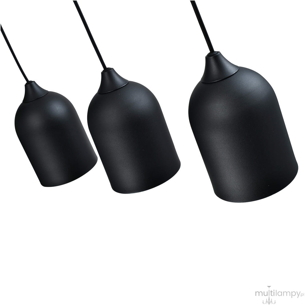 Lampa wisząca Nilo z trzema kloszami w kolorze czarnym, wykonana z matowego materiału. Klosze mają stożkowaty kształt i są zawieszone na cienkich linkach, w różnych wysokościach. Idealna do nowoczesnych wnętrz.