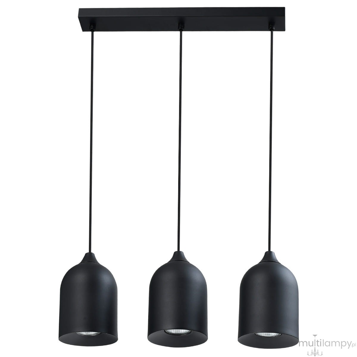 Lampa wisząca Nilo z trzema kloszami w kolorze czarnym, zawieszona na prostokątnej podstawie. Klosze mają kształt stożkowaty i są zawieszone na cienkich linkach. Idealna do nowoczesnych wnętrz.