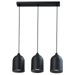 Lampa wisząca Nilo z trzema kloszami w kolorze czarnym, zawieszona na prostokątnej podstawie. Klosze mają kształt stożkowaty i są zawieszone na cienkich linkach. Idealna do nowoczesnych wnętrz.