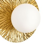 Kinkiet Sun S w kolorze złotym z okrągłą, białą oprawą. Złota podstawka ma teksturowaną powierzchnię z wyraźnym wzorem promieni. Kinkiet montowany na ścianie, widok z góry, eksponujący detale i kształt lampy.
