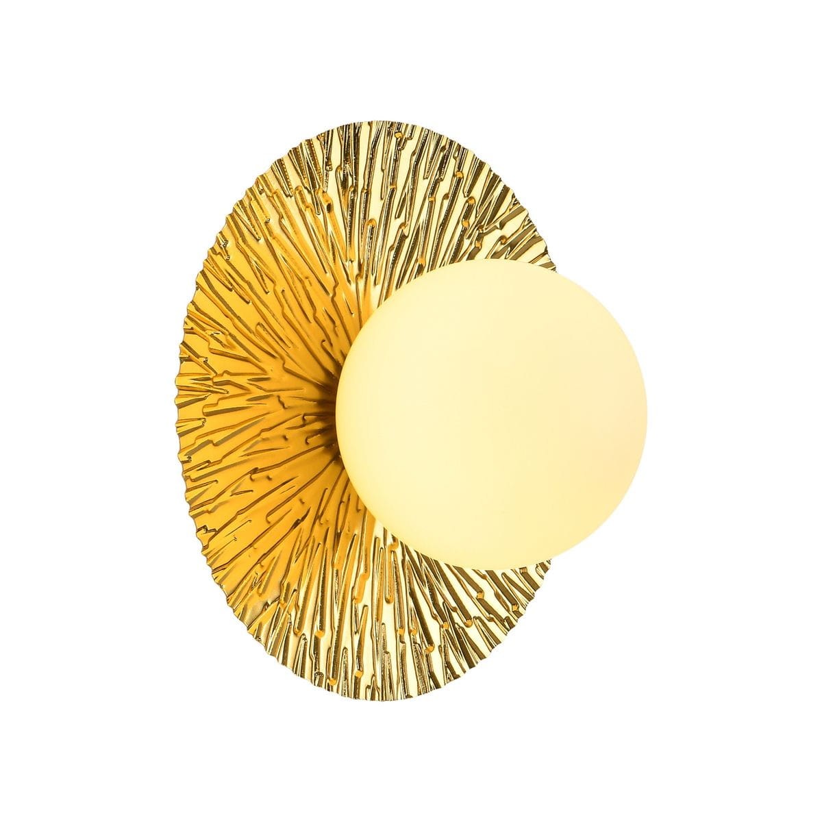 Złoty kinkiet Sun M z okrągłym, matowym kloszem, umieszczony na ozdobnej podstawie z wypukłym, promienistym wzorem. Kinkiet montowany na ścianie, widok frontalny. Idealny do nowoczesnych wnętrz.