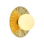 Złoty kinkiet Sun M z okrągłym, matowym kloszem, umieszczony na ozdobnej podstawie z wypukłym, promienistym wzorem. Kinkiet montowany na ścianie, widok frontalny. Idealny do nowoczesnych wnętrz.