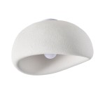 Biała lampa sufitowa Stone D40 z kloszem o kształcie półkuli, wykonana z teksturowanego materiału. Umożliwia montaż żarówki E27. Widoczny detal: okrągły otwór na żarówkę w centralnej części klosza.