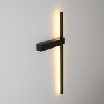 Kinkiet LED Soul H60 w kolorze czarnym, o mocy 9W i temperaturze barwowej 3000K. Zainstalowany na ścianie, z prostym, minimalistycznym designem oraz ciepłym podświetleniem wzdłuż poziomego i pionowego ramienia.