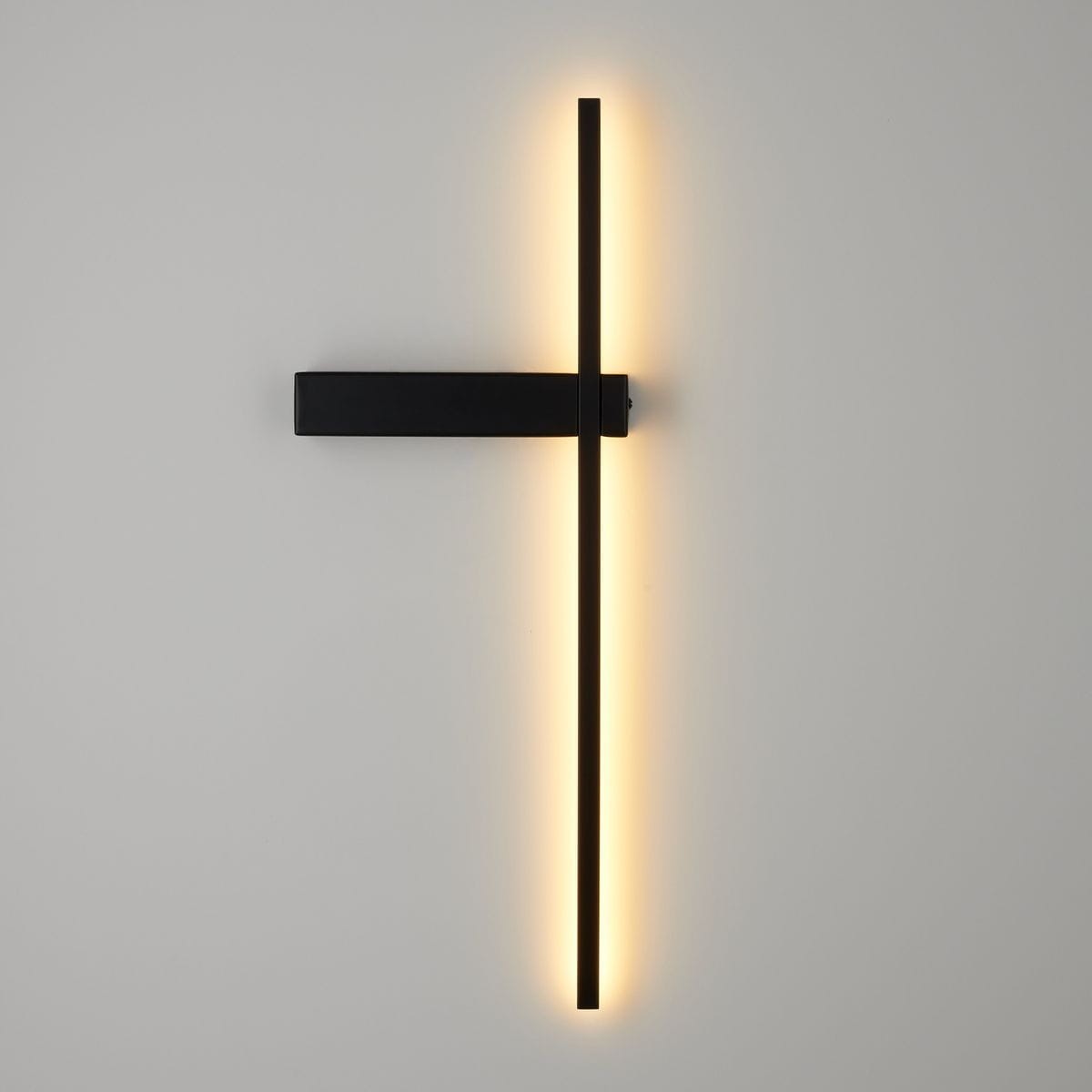 Kinkiet LED Soul H60 w kolorze czarnym, z prostą, pionową linią oraz emitującym ciepłe światło 3000K. Zamontowany na ścianie, z minimalistycznym designem, idealny do nowoczesnych wnętrz.