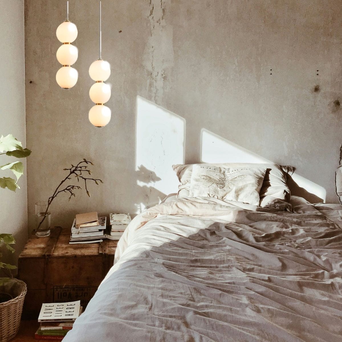 Lampa wisząca LED Perla w kolorze złotym z trzema okrągłymi kloszami w odcieniu mlecznym. Zawieszona nad łóżkiem w sypialni, tworzy ciepłe oświetlenie 3000K. Klosze mają gładką powierzchnię, a metalowe detale nadają elegancki wygląd.