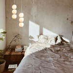 Lampa wisząca LED Perla w kolorze złotym z trzema okrągłymi kloszami w odcieniu mlecznym. Zawieszona nad łóżkiem w sypialni, tworzy ciepłe oświetlenie 3000K. Klosze mają gładką powierzchnię, a metalowe detale nadają elegancki wygląd.