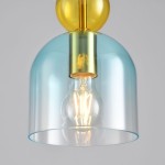 Lampa wisząca Pastello 1xE27 w kolorze złotym i niebieskim, z przezroczystym kloszem w kształcie dzwonu. Ujęcie z bliska, ukazuje żarówkę oraz metalowe mocowanie. Tło szare, podkreślające elegancję i nowoczesny design.