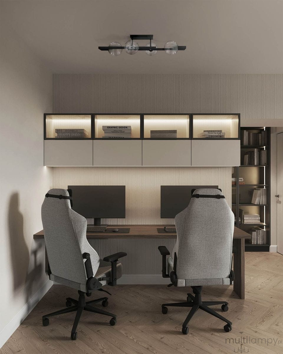 Lampa sufitowa Parma 4xG9 w kolorze czarnym z transparentnymi kloszami, zamontowana na suficie w biurze, o nowoczesnym designie. Widoczne dwa krzesła biurowe i dwa monitory na drewnianym biurku.