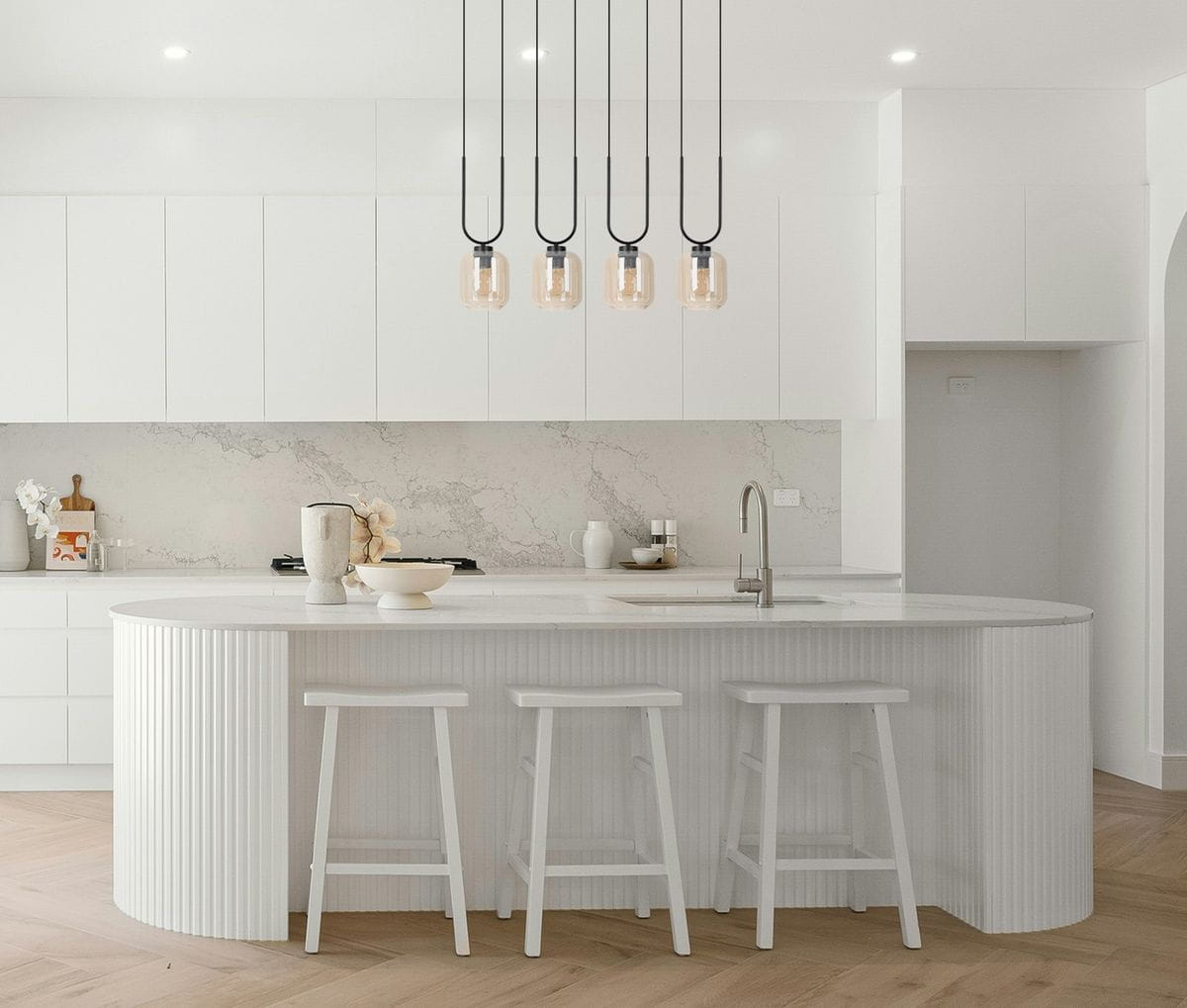Lampa wisząca Coni 4xE27 w kolorze czarnym z bursztynowymi kloszami, zawieszona na długich przewodach, umiejscowiona nad białym blatem kuchennym. Oświetlenie w nowoczesnej kuchni z jasnymi meblami i marmurowym tłem.