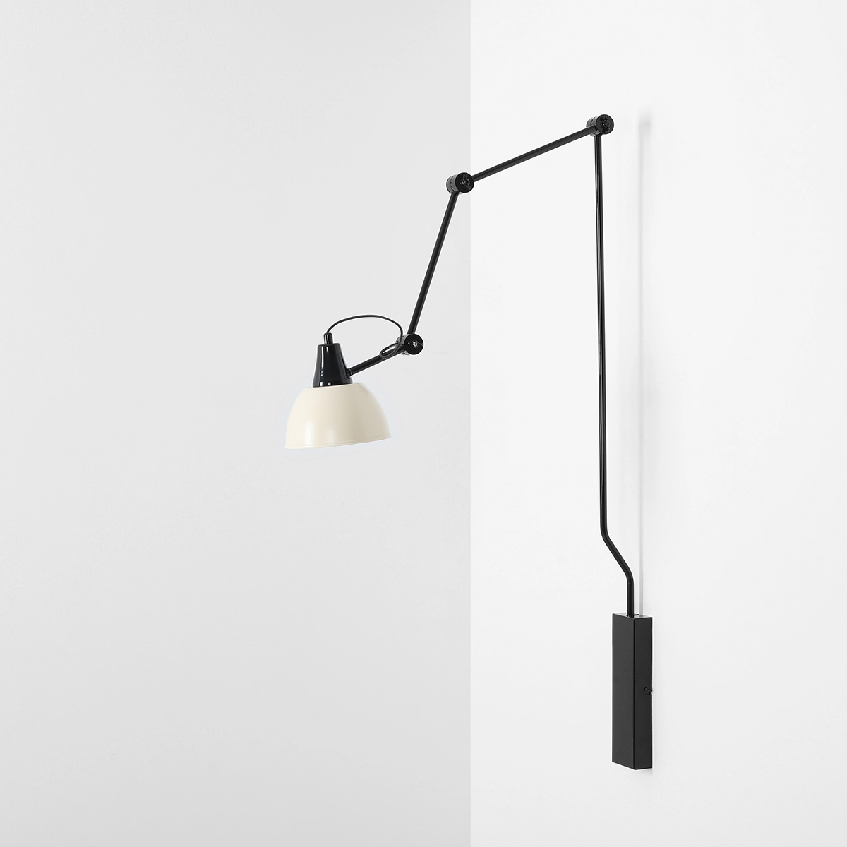 Kinkiet Aida 1xE27 w kolorze czarnym i kremowym, z regulowanym ramieniem, montowany na ścianie. Klosz w kształcie stożka, wykonany z metalu. Prosty design, idealny do nowoczesnych wnętrz.