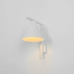 Kinkiet Form White 1xE27 z białym, stożkowym kloszem i prostą, metalową konstrukcją. Produkt zamontowany na ścianie, emituje ciepłe światło. Prosty design, idealny do nowoczesnych wnętrz.