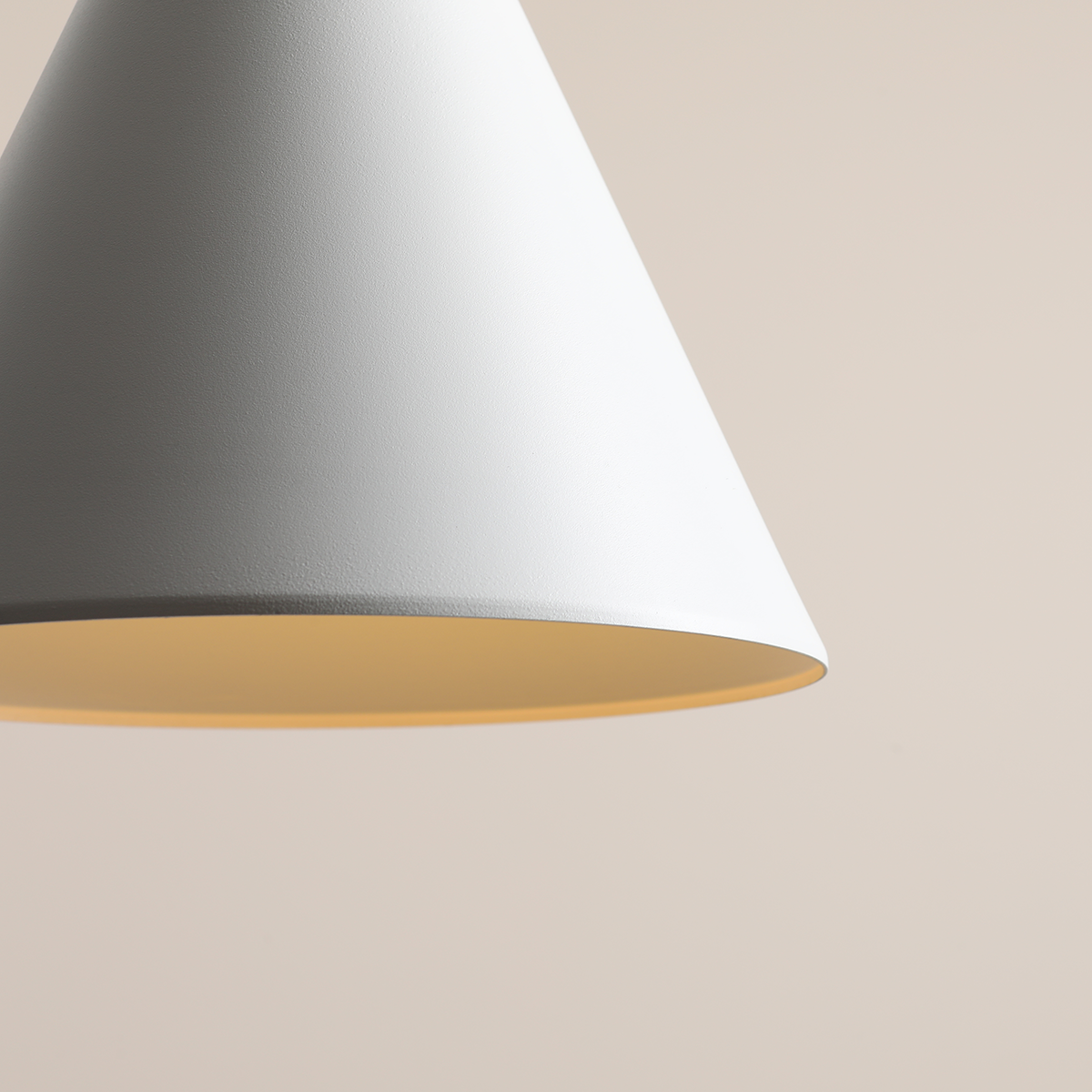 Biała lampa wisząca Form o kształcie stożka, z kloszem matowym na zewnątrz i jasnym wnętrzem. Ujęcie w zbliżeniu na detal klosza, bez widocznych logo czy napisów. Tło w neutralnym kolorze.