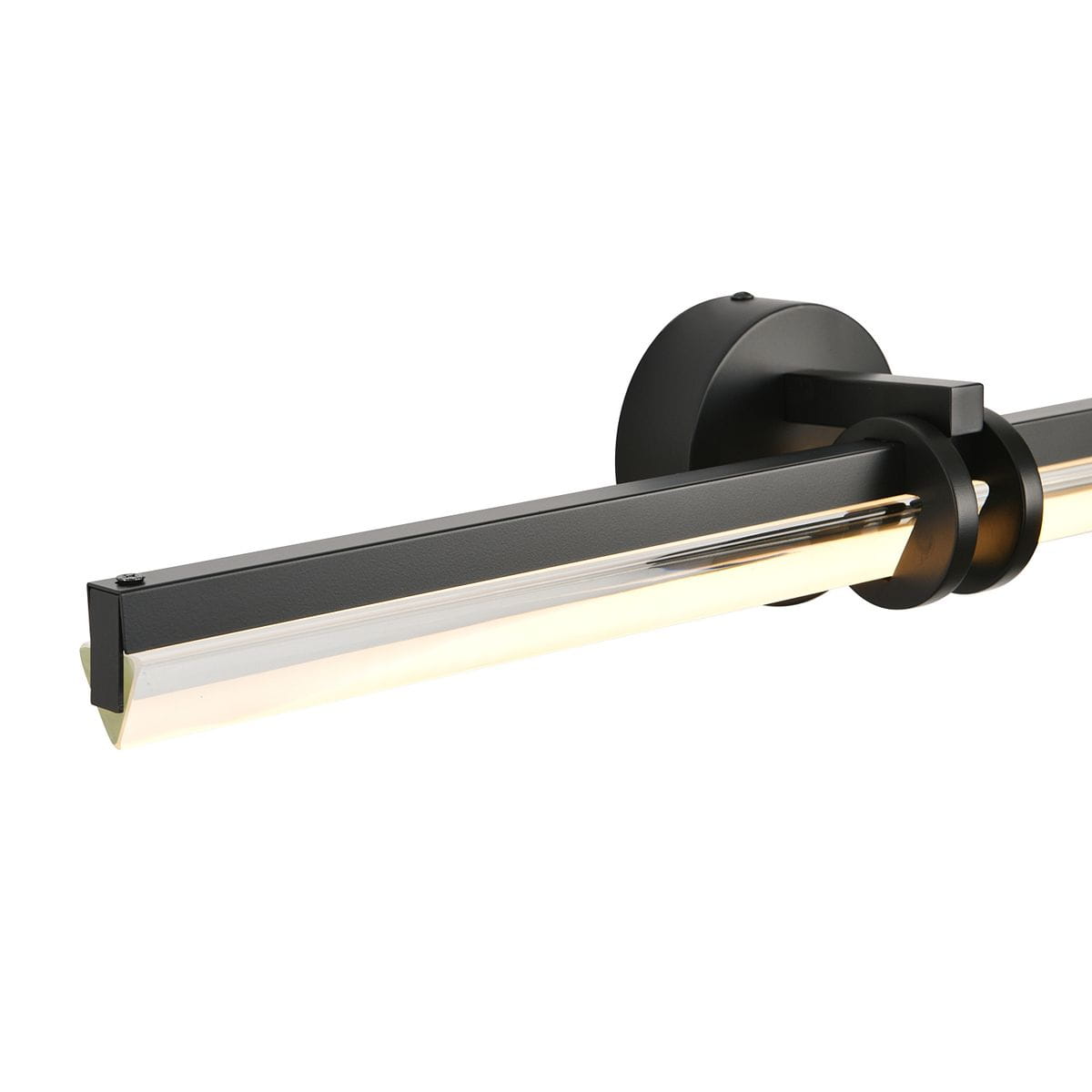 Kinkiet LED w kolorze czarnym, moc 5W, temperatura barwowa 3000K. Produkt ma prostokątny kształt z metalowym, matowym wykończeniem oraz przezroczystą osłoną. Zamontowany na okrągłej podstawie, widoczny z boku.