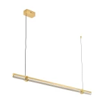 Lampa wisząca Lovely 120 w kolorze złotym, z prostokątnym mocowaniem sufitowym. Długa, smukła konstrukcja LED o mocy 11W, emitująca ciepłe światło 3000K. Zawieszona na cienkim przewodzie, z widocznym elementem mocującym.