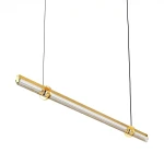 Lampa wisząca LED Lovely 100, złota, długość prostokątna z przezroczystymi akcentami. Zawieszona na czarnym przewodzie, emitująca światło o temp. barwowej 3000K. Elegancki design, idealna do nowoczesnych wnętrz.