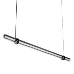 Lampa wisząca Lovely 120 w kolorze czarnym, wykonana z metalu i szkła, o długości 120 cm. Posiada elegancki, minimalistyczny kształt, z diodami LED o mocy 11W i ciepłej barwie światła 3000K, zawieszona na czarnych linkach.