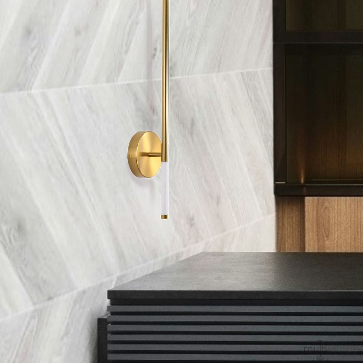 Kinkiet LED Fresco H95 o mocy 13W, barwa światła 3000K, w złotym kolorze. Posiada smukły, metalowy korpus z białym akrylowym elementem. Zainstalowany na ścianie, w nowoczesnym wnętrzu z drewnianymi i ciemnymi akcentami.