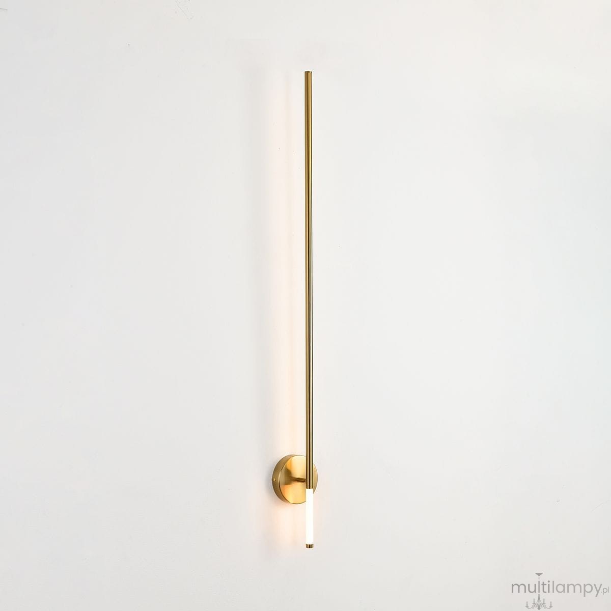Kinkiet LED Fresco H125 w kolorze złotym, o wysokości 18W i temperaturze barwowej 3000K. Posiada prostą, smukłą konstrukcję z metalowym korpusem i białym akcentem u dołu. Montowany na ścianie, z widocznym źródłem światła emitującym delikatne oświetlenie.