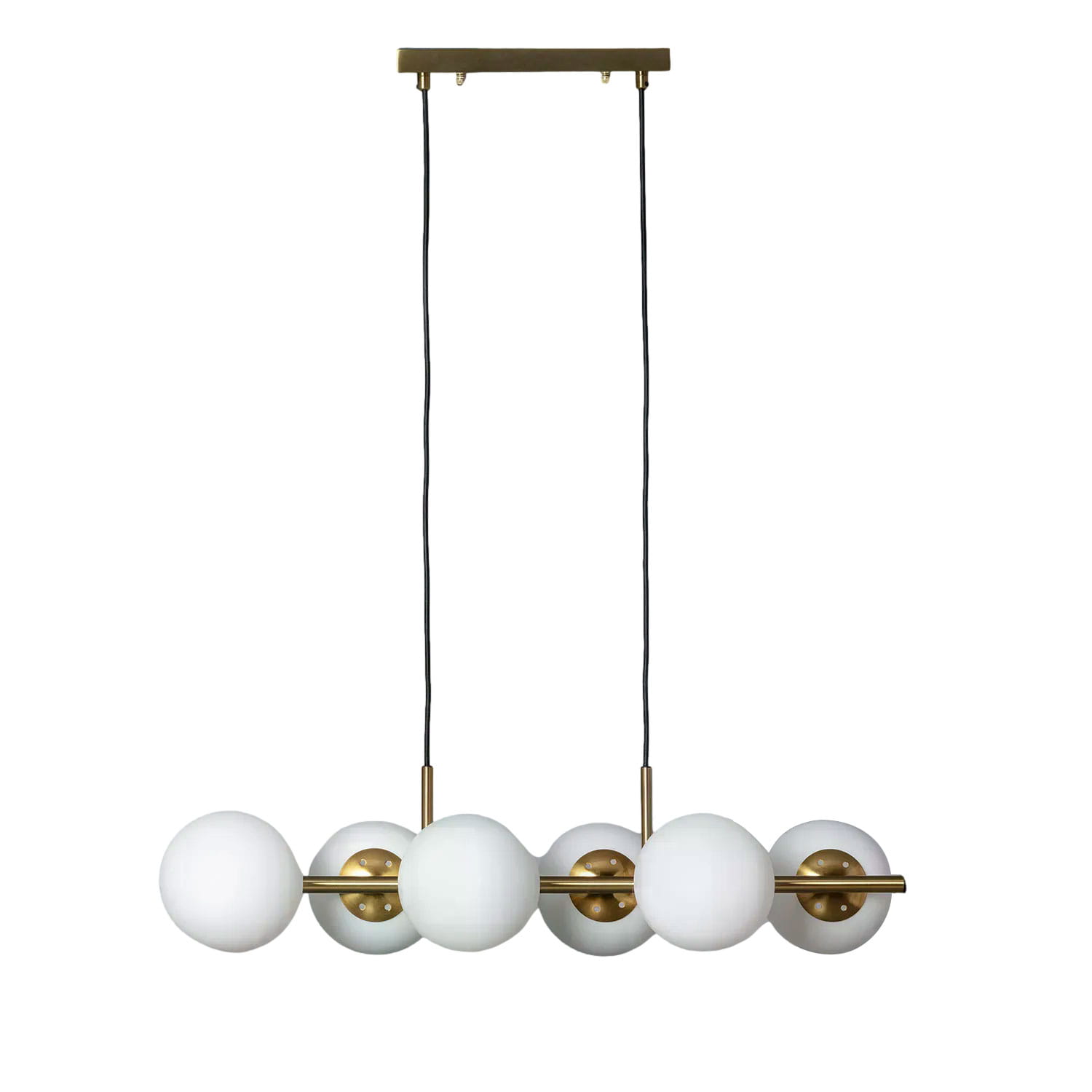 Lampa wisząca Conte Milano z sześcioma oprawami E27. Złota konstrukcja z metalowymi elementami i białymi, okrągłymi kloszami. Wisi na dwóch czarnych kablach. Prosty, nowoczesny design idealny do różnorodnych wnętrz.