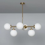 Lampa wisząca Liguria Milano z sześcioma oprawami E27. Złota konstrukcja z metalowymi rurkami, na których umieszczone są białe, okrągłe klosze. Produkt zawieszony na długim, cienkim przewodzie w neutralnym otoczeniu.