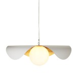 Lampa wisząca Enzo D40 w kolorze białym z złotym akcentem, z okrągłym kloszem z mlecznego szkła, zawieszona na cienkim przewodzie. Kształt klosza z dekoracyjnymi, falistymi elementami dodaje nowoczesnego charakteru.