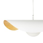 Lampa wisząca Enzo D40 w kolorze białym z złotym akcentem. Okrągła, matowa czasza z wykończeniem w złotym kolorze na krawędzi. Zawieszona na białym przewodzie, przeznaczona do jednego źródła światła E27.