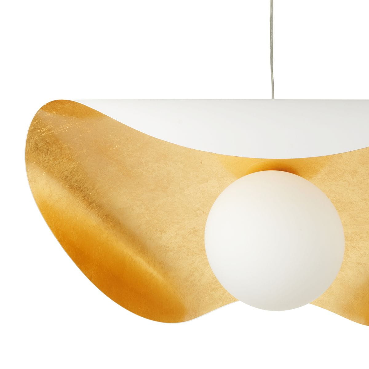 Lampa wisząca Enzo D40 z białym kloszem i złotym wykończeniem. Okrągła, matowa kula w centralnej części. Ujęcie z przodu, podwieszona na cienkim przewodzie, na jednolitym tle. Wymiary i detale wykończenia nie są widoczne.