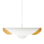 Lampa wisząca Enzo D40 w białym kolorze z złotymi akcentami, o zaokrąglonym kształcie. Wyposażona w jedno gniazdo E27. Zawieszona na białym przewodzie, z widoczną białą kulą w centrum. Idealna do nowoczesnych wnętrz.