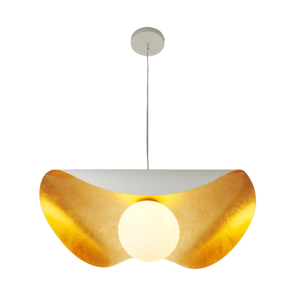 Lampa wisząca Enzo D40 w kolorze białym i złotym, z oprawą w kształcie fali oraz okrągłą żarówką na środku. Zawieszona na cienkim przewodzie, z płaskim uchwytem sufitowym. Idealna do nowoczesnych wnętrz.