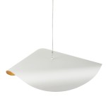 Lampa wisząca Enzo D40 w kolorze białym z złotym wykończeniem, zawieszona na cienkim przewodzie. Posiada charakterystyczny, delikatnie falowany kształt z widocznym złotym wnętrzem. Idealna do nowoczesnych wnętrz.