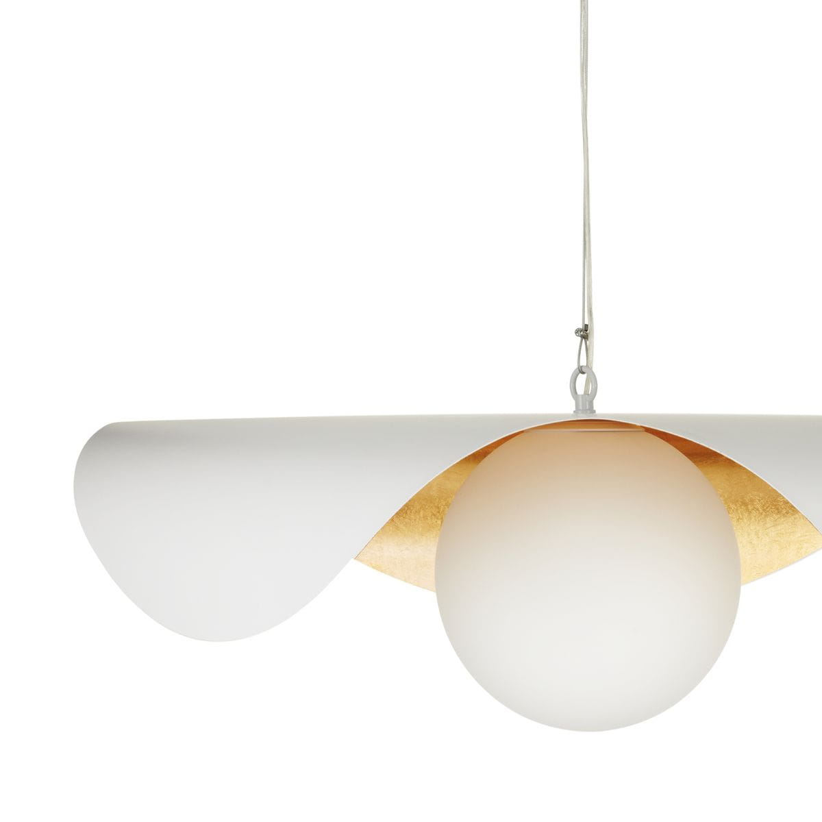 Lampa wisząca Enzo D40 w kolorze białym z złotym akcentem. Posiada okrągły klosz z matowego szkła i stylową, falistą osłonę. Zawieszona na białym kablu, w ujęciu z góry, ukazuje elegancki design oraz subtelne połączenie kolorów.