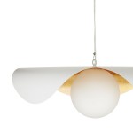Lampa wisząca Enzo D40 w kolorze białym z złotym akcentem. Posiada okrągły klosz z matowego szkła i stylową, falistą osłonę. Zawieszona na białym kablu, w ujęciu z góry, ukazuje elegancki design oraz subtelne połączenie kolorów.