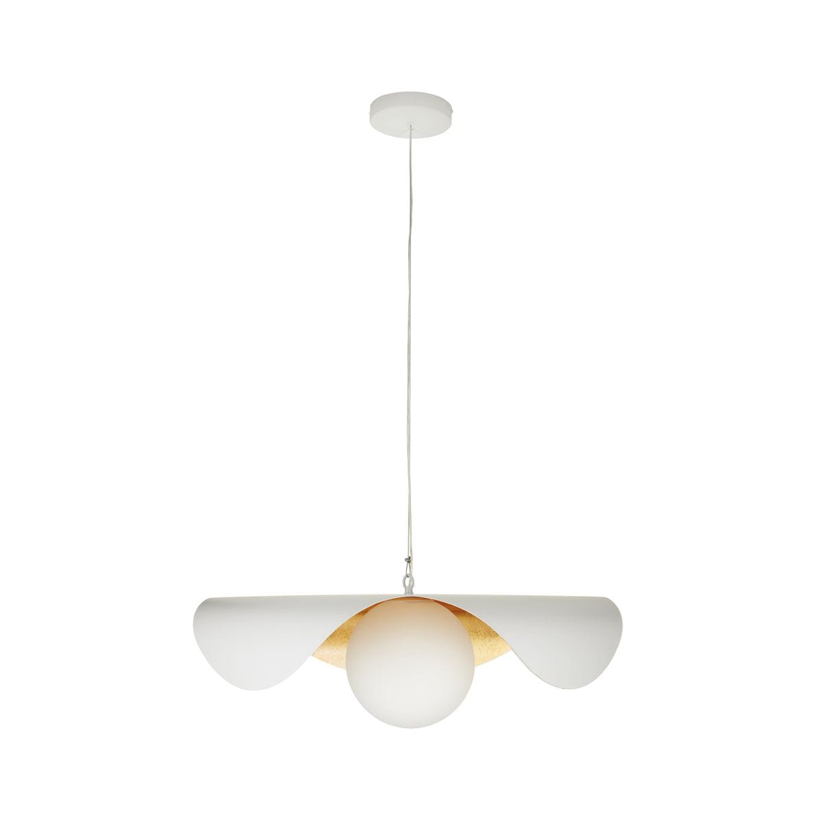 Lampa wisząca Enzo D40 z białym, matowym kloszem oraz złotym wnętrzem. Posiada okrągłą, mleczną żarówkę E27. Ujęcie frontalne, zawieszona na cienkim przewodzie z białym, okrągłym mocowaniem sufitowym. Tło proste, białe.