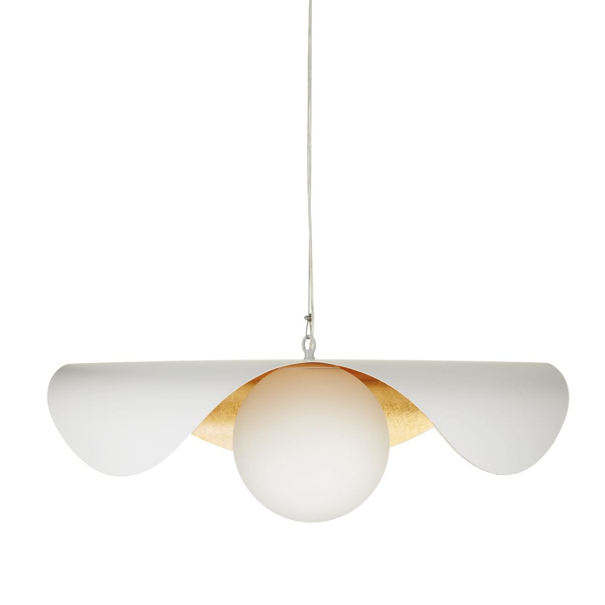 Lampa wisząca Enzo D40 z białym kloszem i złotym wnętrzem, z okrągłą, matową żarówką E27. Zawieszona na białym kablu, z kloszem w kształcie falującym, ukazującym elegancką kombinację kolorów i form.