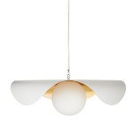 Lampa wisząca Enzo D40 z białym kloszem i złotym wnętrzem, z okrągłą, matową żarówką E27. Zawieszona na białym kablu, z kloszem w kształcie falującym, ukazującym elegancką kombinację kolorów i form.